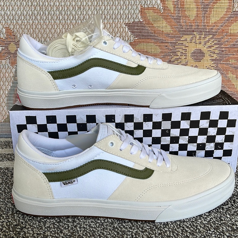 Vans WMNS Gilbert Crockett 
True White/Green
VN0A5JIF133
sneakers - Picture 2 of 16